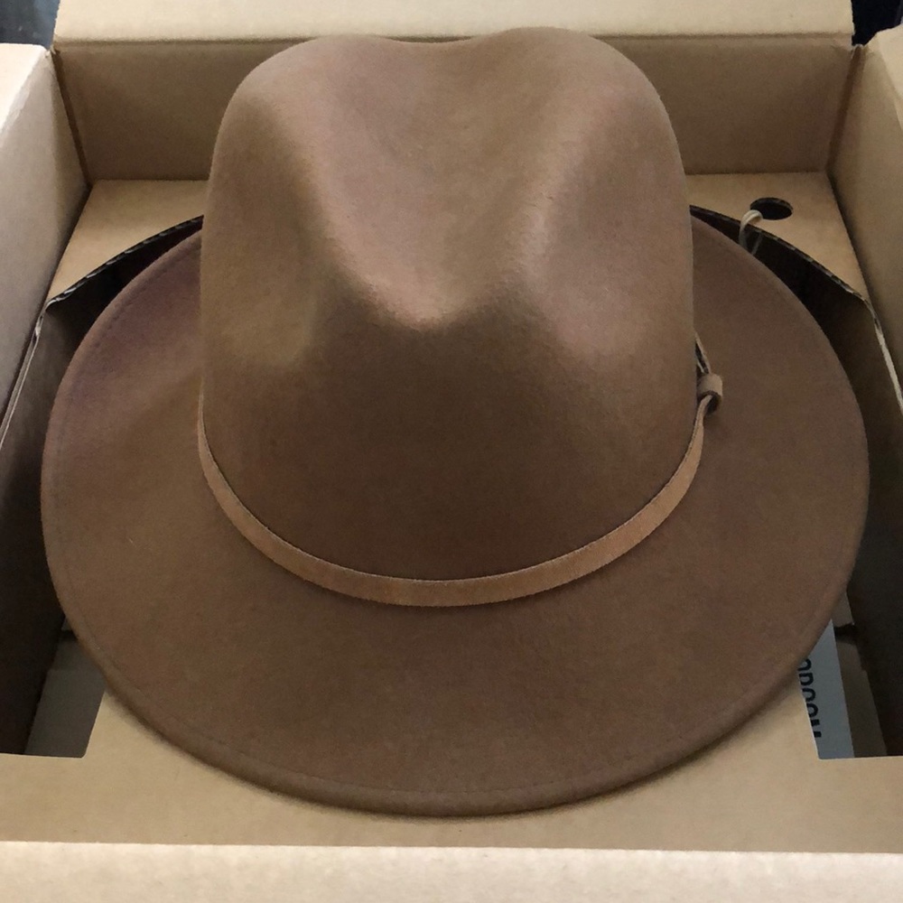 Men’s felt fedora, Leather hat band, large. Stylish dress or field! Gently worn